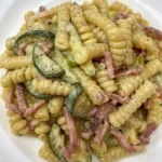 Piatto di Fusilli con Zucchine, Speck e Robiola servito in una ciotola