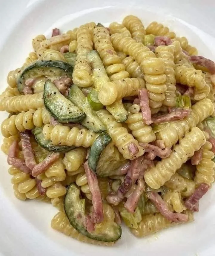 Piatto di Fusilli con Zucchine, Speck e Robiola servito in una ciotola