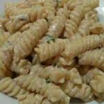 Fusilli in crema di tonno e Philadelphia serviti in un piatto decorato