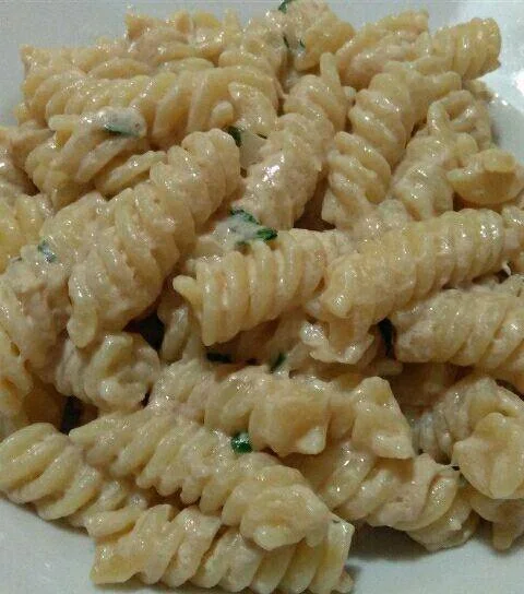 Fusilli in crema di tonno e Philadelphia serviti in un piatto decorato