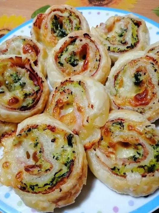 Girelle di pasta sfoglia con zucchine, prosciutto cotto e galbanino