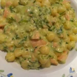 Gnocchetti zucchine e salmone affumicato serviti in un piatto