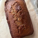 Pane appena sfornato con ingredienti freschi e gustosi