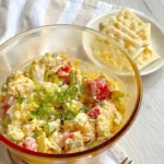 Insalata Classica della Zia con verdure fresche in un piatto colorato.