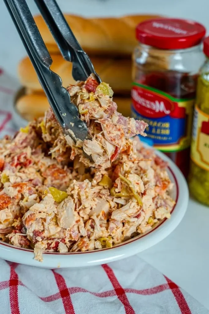 Piatto di Insalata di Pasta con verdure fresche e condimenti aromatizzati