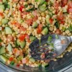 Insalata di pasta colorata con verdure e condimenti freschi