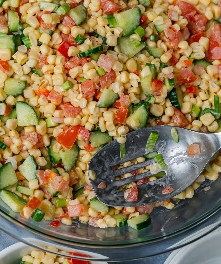 Insalata di pasta colorata con verdure e condimenti freschi