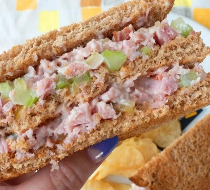 Insalata di prosciutto di Woolworth con ingredienti freschi