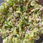 Insalata di sedano fresca con ingredienti salutari e colorati
