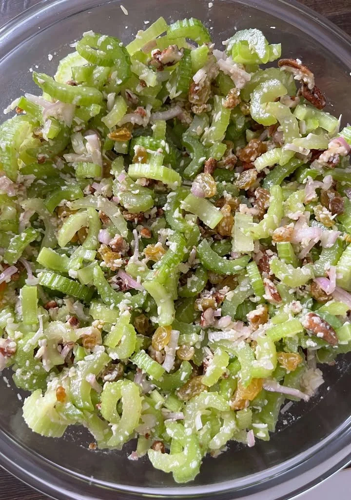 Insalata di sedano fresca con ingredienti salutari e colorati