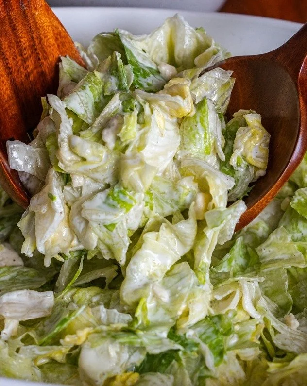 Insalata fresca servita al North Woods Inn, piatto delizioso e colorato.