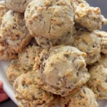 Interno accogliente del Bavarian Inn a Frankenmuth con piatti tipici.