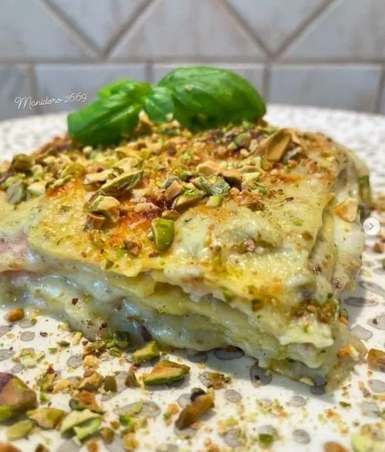 Deliziosa lasagna con pesto di pistacchio pronta da servire