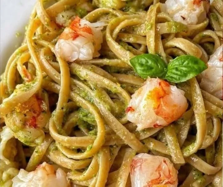Linguine al Pesto di Zucchine con Gamberone Scottato, piatto delizioso e colorato