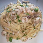 Piatto di linguine calamaro e gamberetto con ingredienti freschi