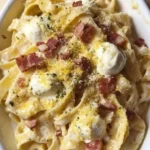 Piatto di Linguine con Pesto di Pistacchio, Bufala e Pancetta servito in un piatto