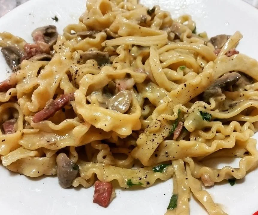 Mafaldine with mushroom cream and bacon