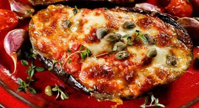 Melanzane ripiene con ripieno di carne e verdure, un piatto italiano ricco di sapore.