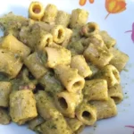 Mezze maniche con crema di zucchine, pancetta e Philadelphia in un piatto