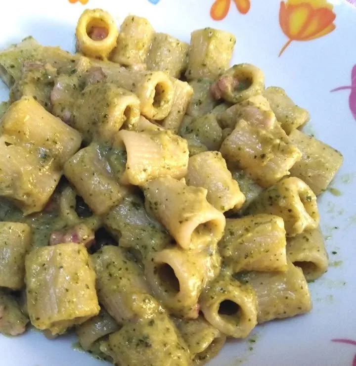 Mezze maniche con crema di zucchine, pancetta e Philadelphia in un piatto