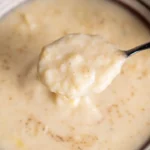 Piatto di ricetta irlandese preparato con ingredienti tradizionali.