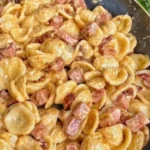 Orecchiette con mortadella e gorgonzola in un piatto rustico