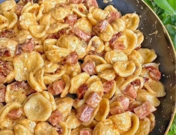 Orecchiette con mortadella e gorgonzola in un piatto rustico