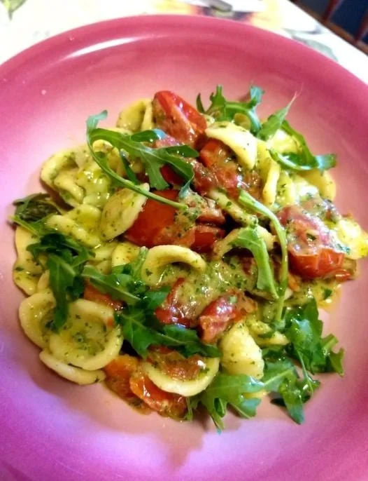 Orecchiette con pomodorini datterini e pesto di rucola