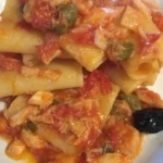 Paccheri con baccalà, olive nere e capperi, un piatto tradizionale italiano