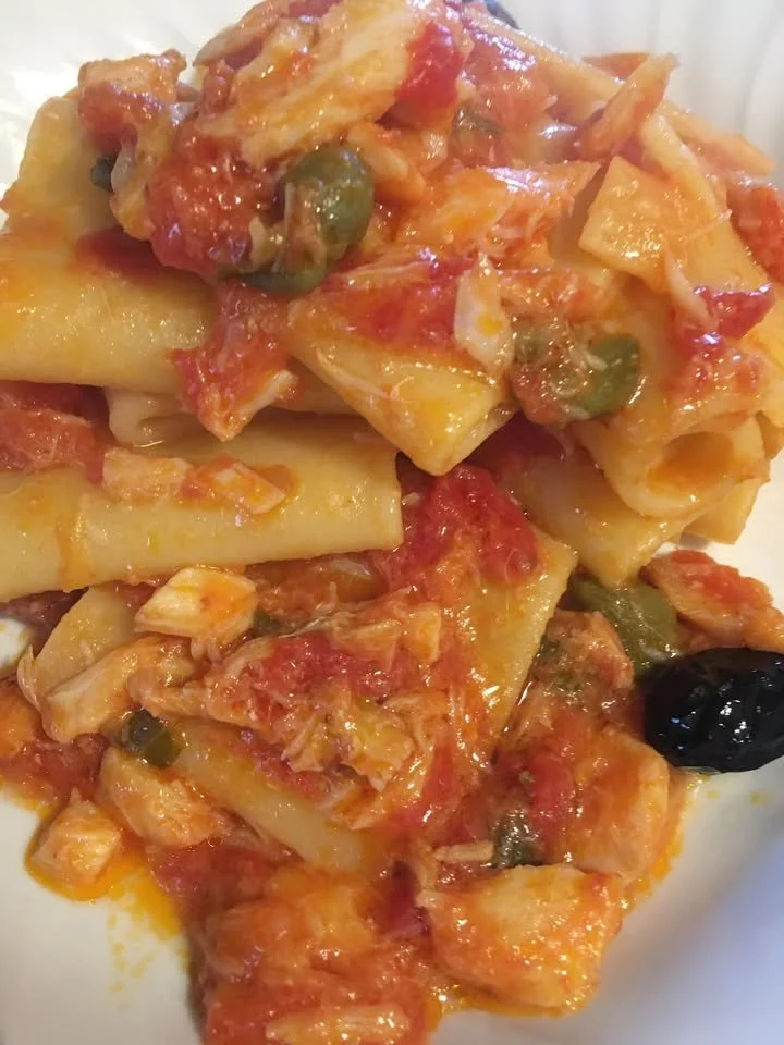 Paccheri con baccalà, olive nere e capperi