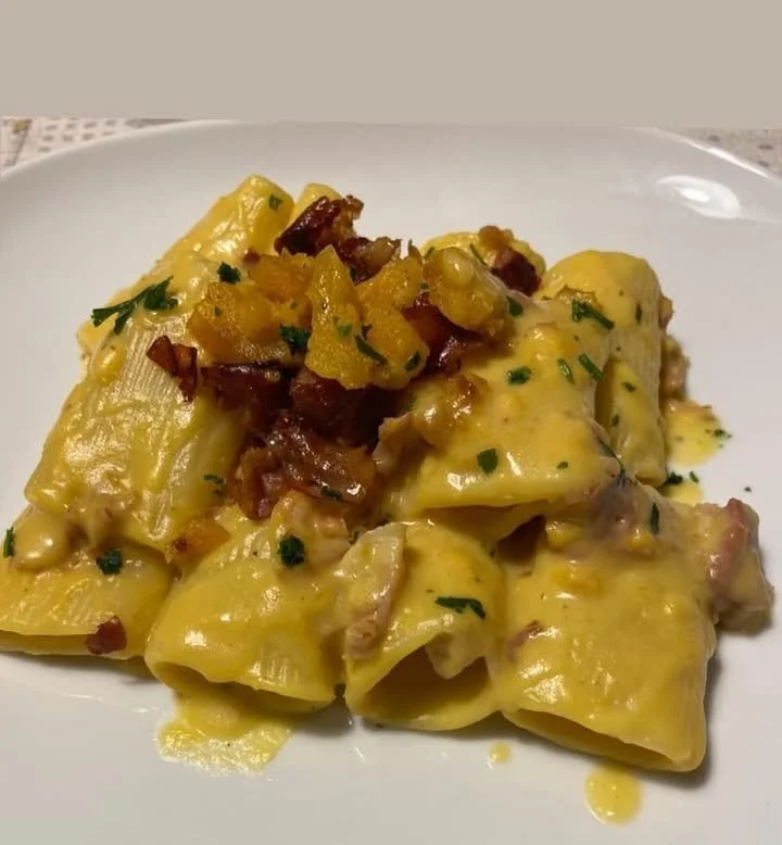 Paccheri con crema di zucca e speck, un piatto gustoso e autunnale.