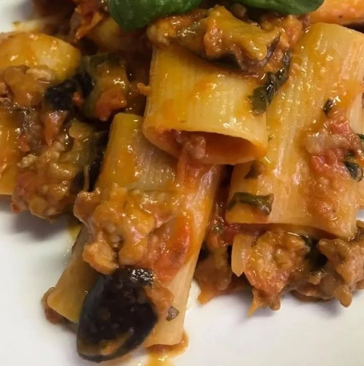 Paccheri con melanzane e salsiccia