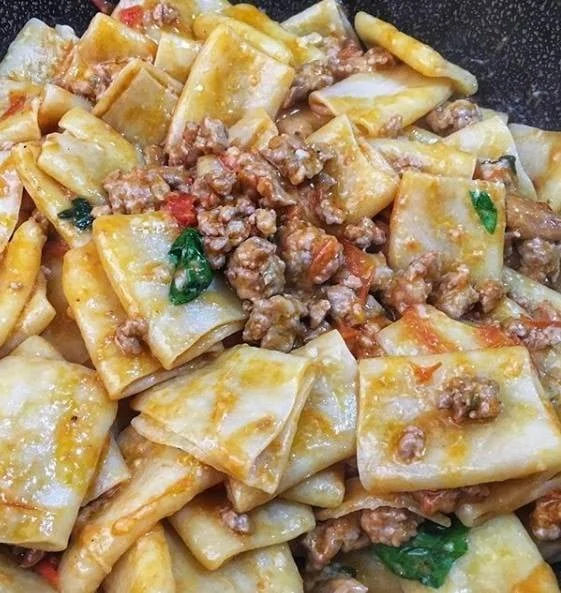 Paccheri con salsiccia, funghi e pomodorini