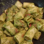 Paccheri rigati di Gragnano con pesto di rucola, pomodorini, noci e gamberetti