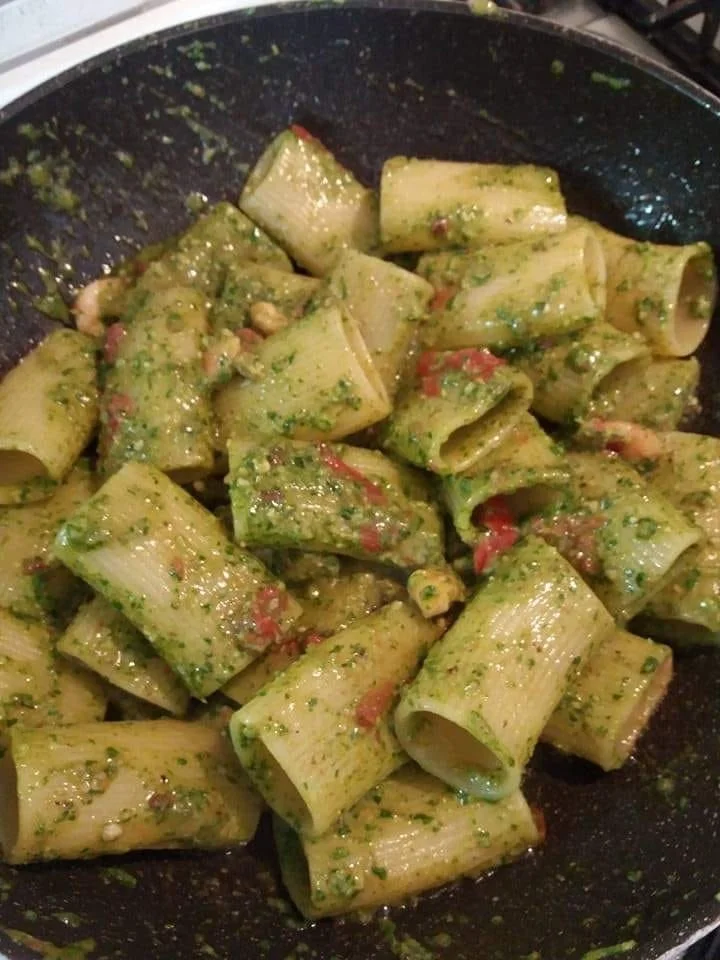 Paccheri rigati di Gragnano con pesto di rucola, pomodorini, noci e gamberetti