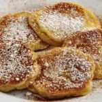 Pancake alle mele serviti con sciroppo d'acero