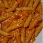 Pasta al baffo fatta in casa servita con pomodoro e panna