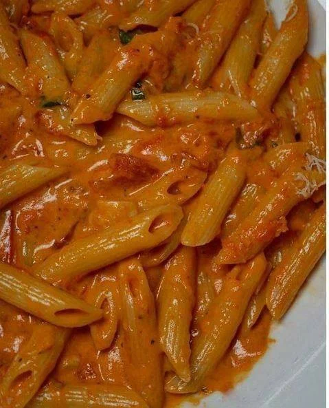Pasta al baffo fatta in casa servita con pomodoro e panna