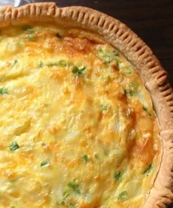 Pasta al Forno con formaggio e pomodoro servita su un piatto