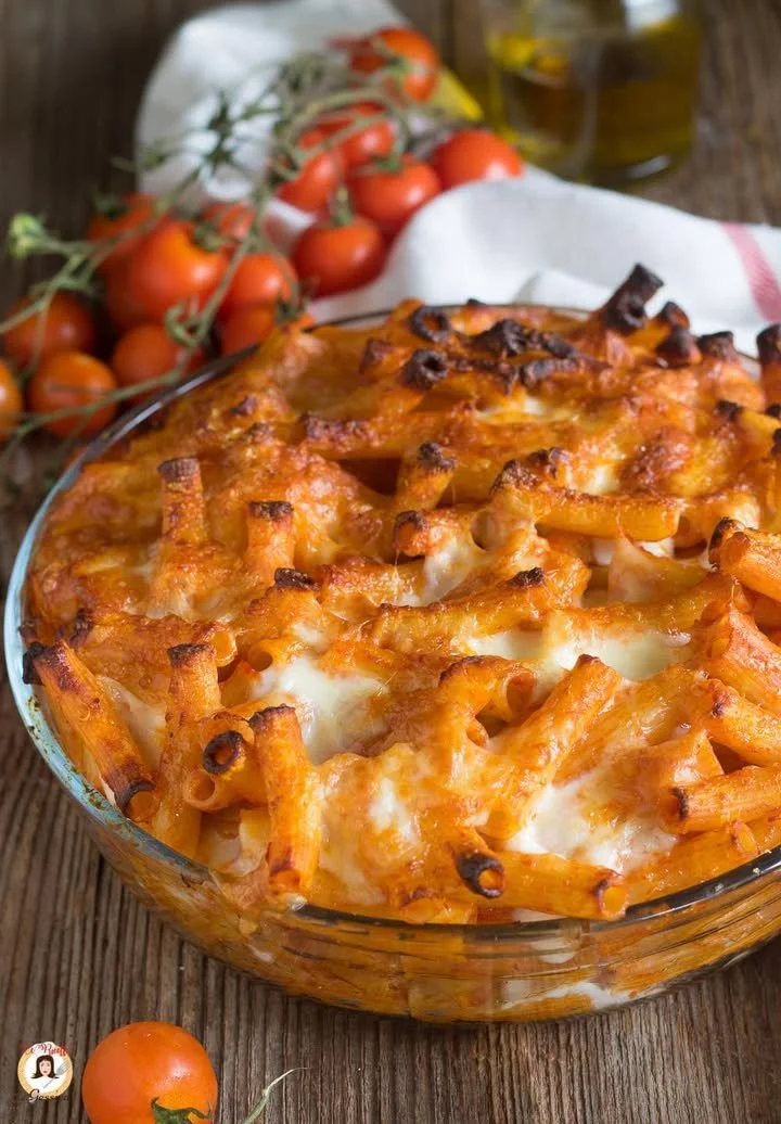Pasta al Forno servita in un piatto con salsa e formaggio fuso