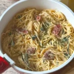 Pasta al Pomodoro con pomodori freschi e basilico.