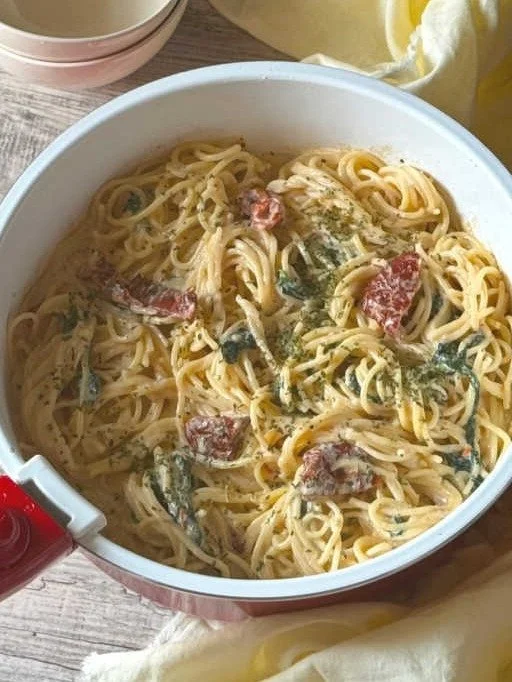 Pasta al Pomodoro con pomodori freschi e basilico.
