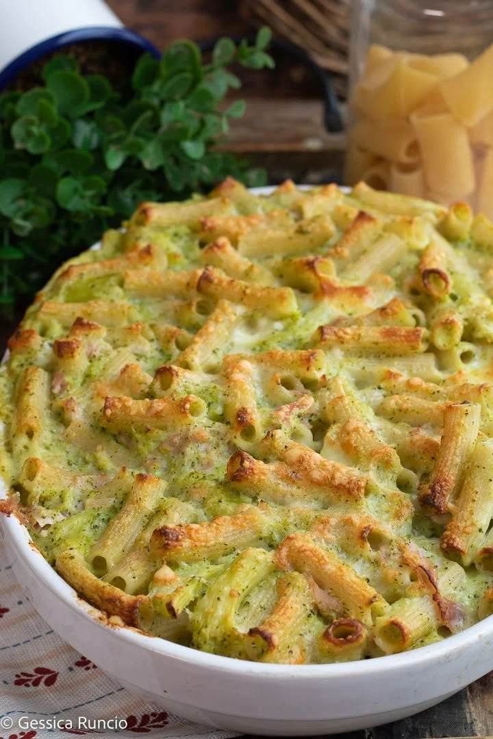 Pasta con i broccoli al forno, un piatto tradizionale italiano sano e saporito.