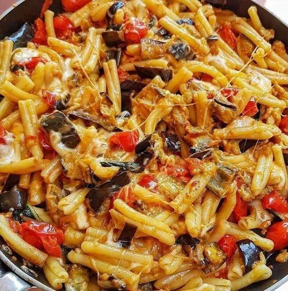 Pasta con Melanzane e Provola, un piatto tipico della cucina italiana