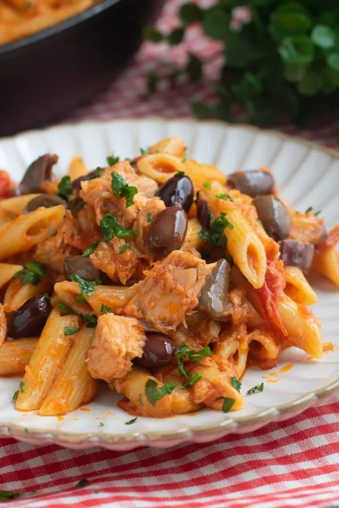 Pasta con Tonno, Melanzane e Olive servita in un piatto colorato