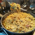 Pasta e patate con pancetta e provola, piatto tradizionale italiano