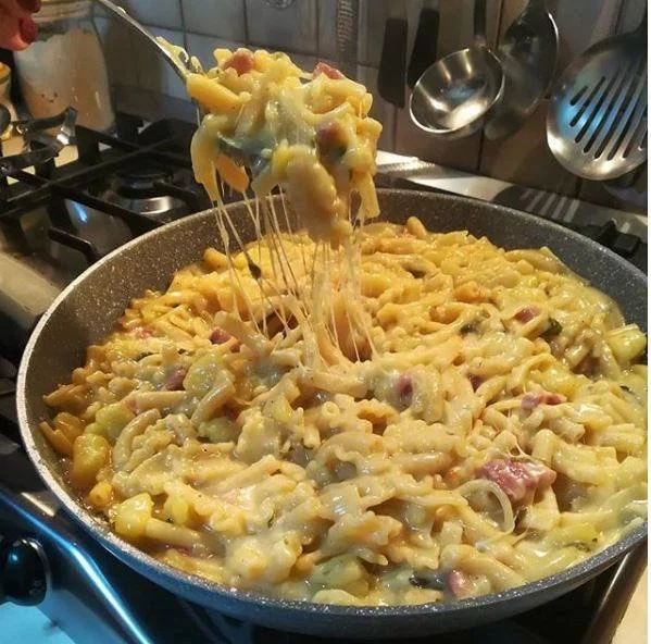 Pasta e patate, pancetta e provola