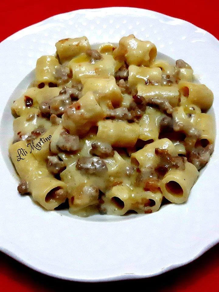 Pasta con crema di patate e salsiccia pronta in 25 minuti.