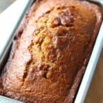 Pastafrolla di Mele appena sfornata su un piatto decorativo