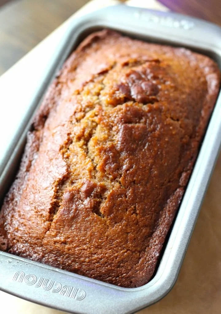 Pastafrolla di Mele appena sfornata su un piatto decorativo